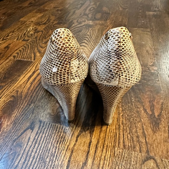 Rachel Roy Snakeskin Wedges Pumps Heels size 8 - Picture 3 of 5